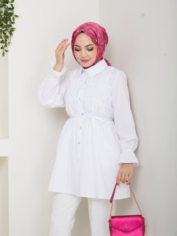 Düğmeli Bağcık Detaylı Beyaz Gömlek