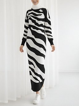 Siyah Yırtmaçlı Desenli Triko Elbise