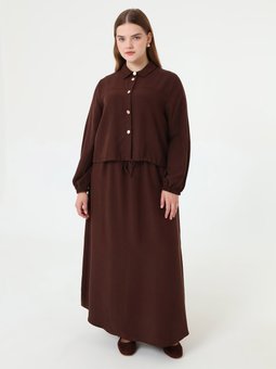 Yumuşak Tuşeli Gold Düğme Detaylı Gömlek & Etek Büyük Beden Kahverengi Takım