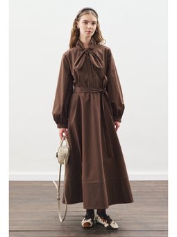 Yakası Bağlama Detaylı Kahverengi Elbise