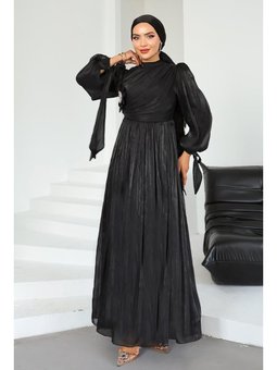 Pilise Ve Taşlı Broş Detaylı Yoyo İpek Siyah Abiye Elbise