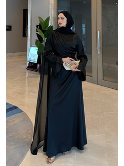 Pelerinli Saten Siyah Abiye Elbise