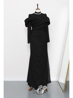 Siyah Yakası Taş Detaylı Omuzu Kat Drapeli Abiye Elbise