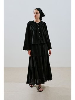 Dokulu İşlemeli Kısa Siyah Bluz