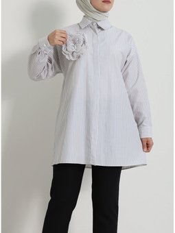 İnci Düğmeli Çizgili Broşlu Bej Gömlek