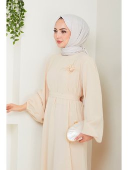 Broş Detaylı Ayrobin Bej Elbise