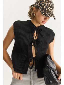 Önden Bağlamalı Cep Detaylı Triko Siyah Yelek