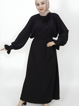 Siyah Balon Kol Çiçek Aksesuar Detaylı Elbise