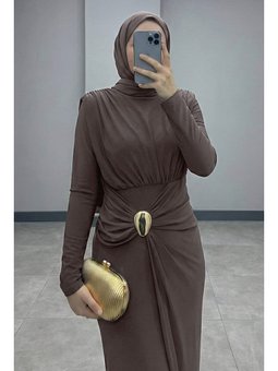 Broş Detay Büzgülü Vizon Sandy Elbise