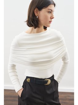 Büzgü Detaylı Ekru Bluz