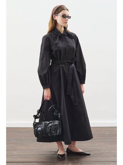 Yakası Bağlama Detaylı Siyah Elbise