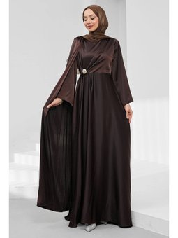 Kahverengi Omuz Şal Detaylı Broşlu Saten Abiye Elbise