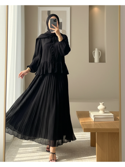 Yakası Fırfırlı Düğmeli Şifon Kraş Etekli Siyah Takım