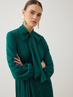 Şifon Kumaşlı Yakası Bağlama Detaylı Zümrüt Yeşili Elbise