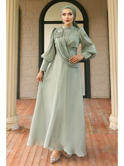 Broş Detaylı Kloş Yorgo İpek Açık Yeşil Abiye Elbise