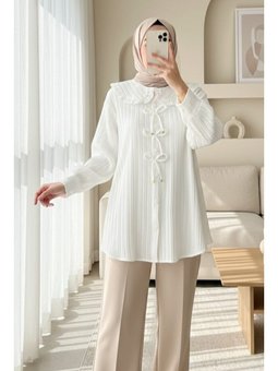 Önü Kurdele Detaylı Düğmeli Önlük Yaka Beyaz Gömlek