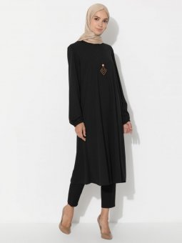 Kolye Detaylı Siyah Tunik